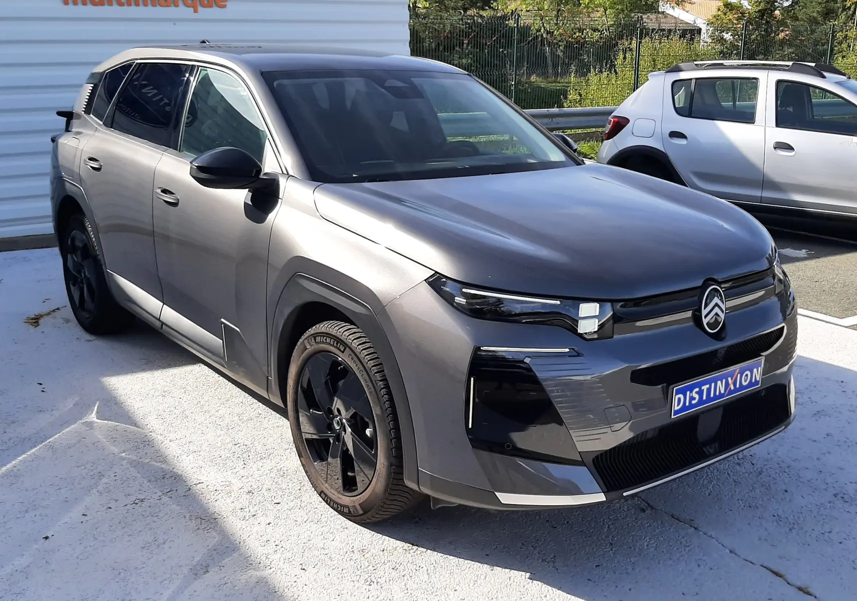 Citroën C5 Aircross hybride gris platinium vue 3/4 avant droit avec jantes noires et calandre moderne.