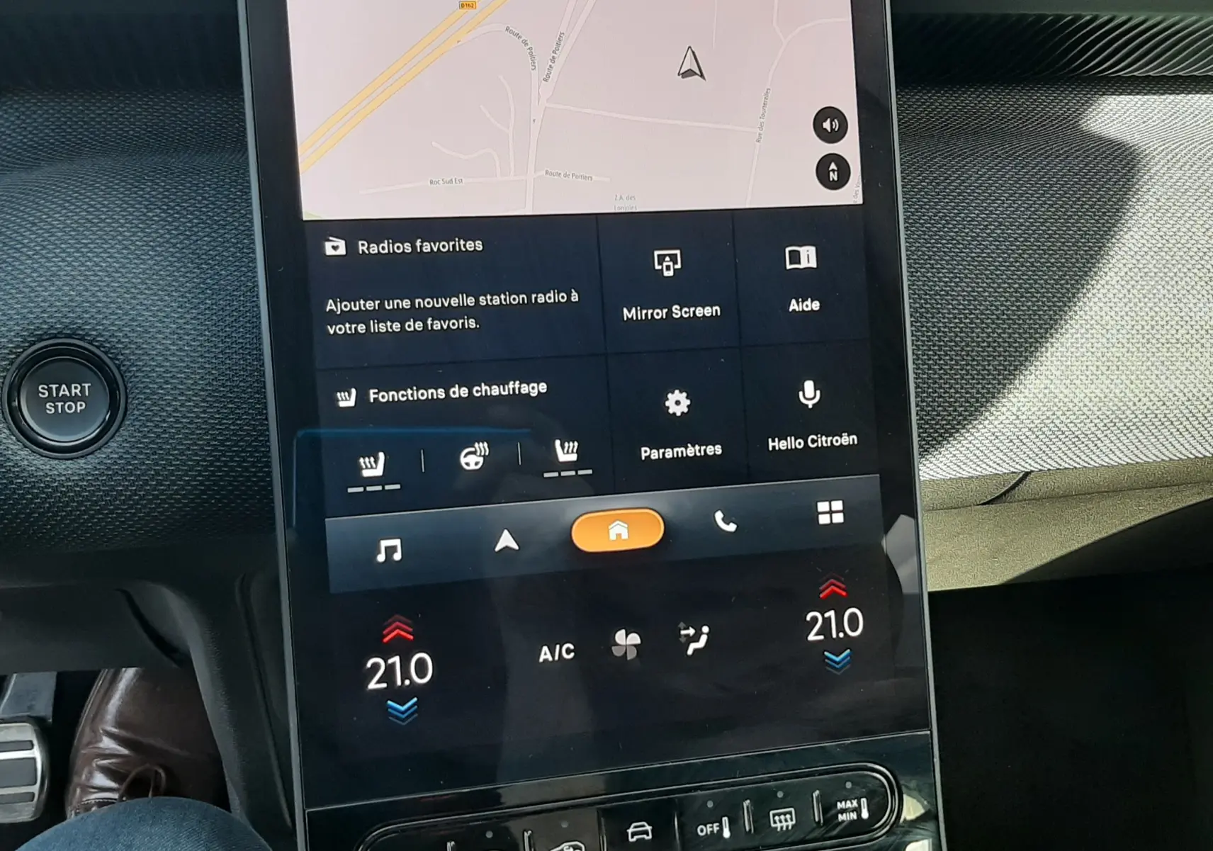 Vue rapprochée de l’écran tactile central du Citroën C5 Aircross hybride 2026, affichant la navigation et les commandes de climatisation.