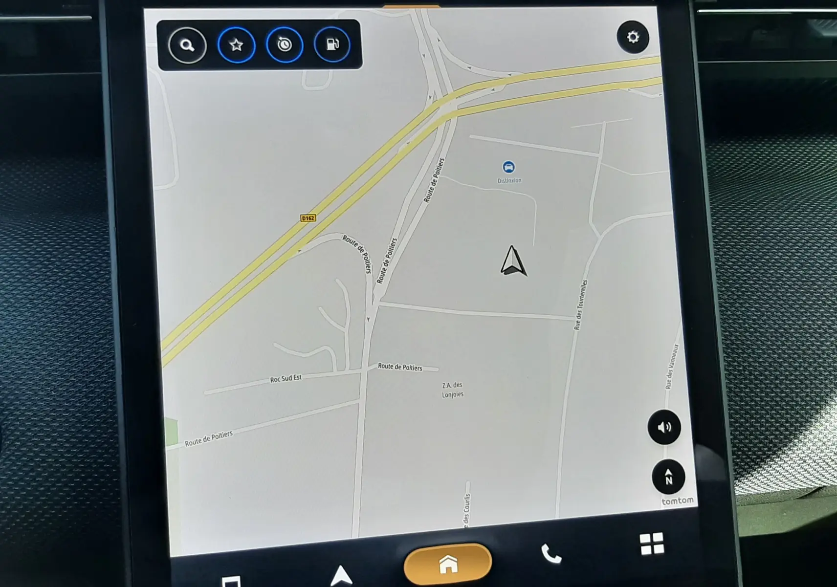 Écran tactile central du tableau de bord du Citroën C5 Aircross hybride 2026 affichant la navigation GPS.