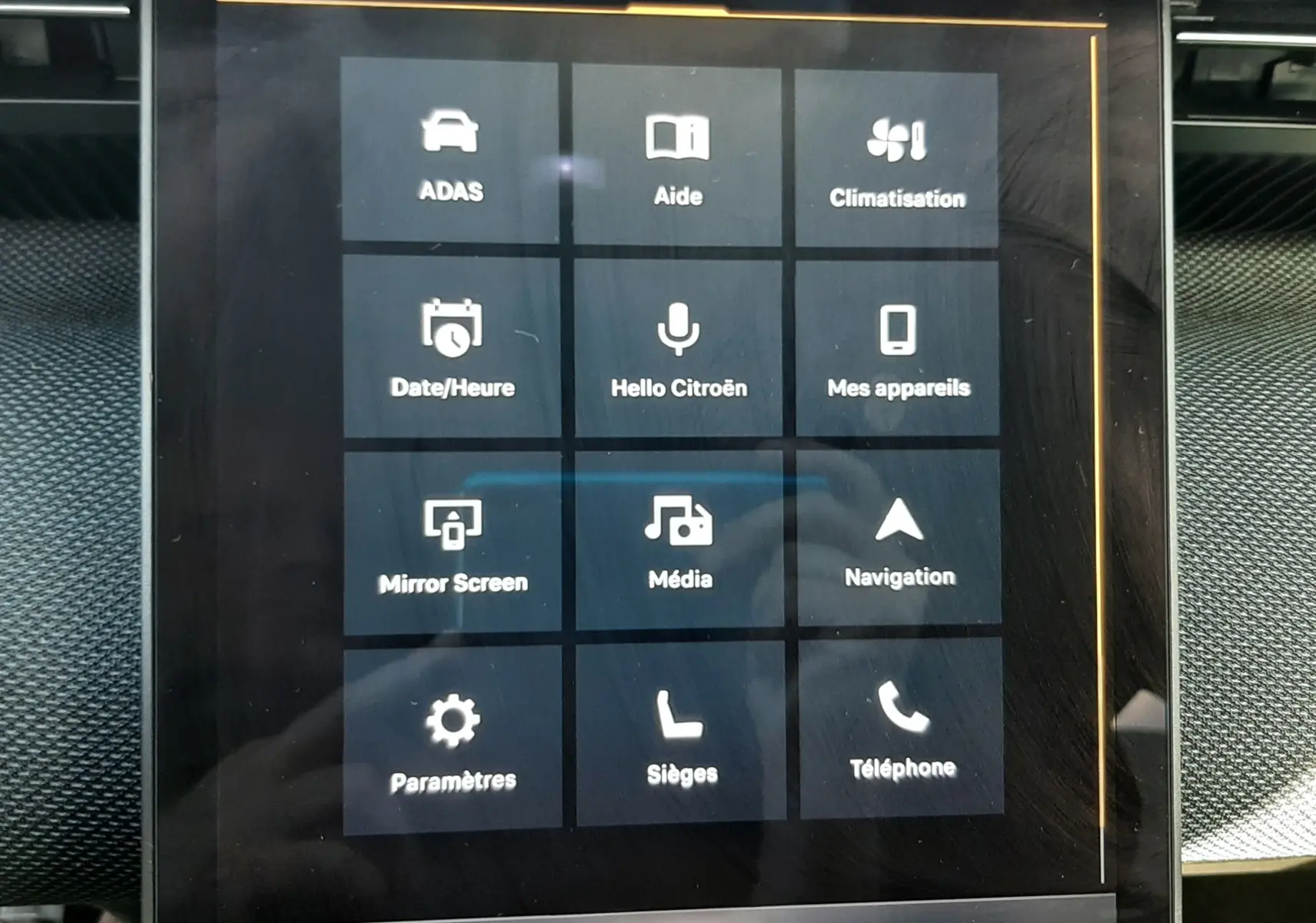 Écran tactile central du tableau de bord du Citroën C5 Aircross hybride 2026 affichant les menus de contrôle et de paramétrage.