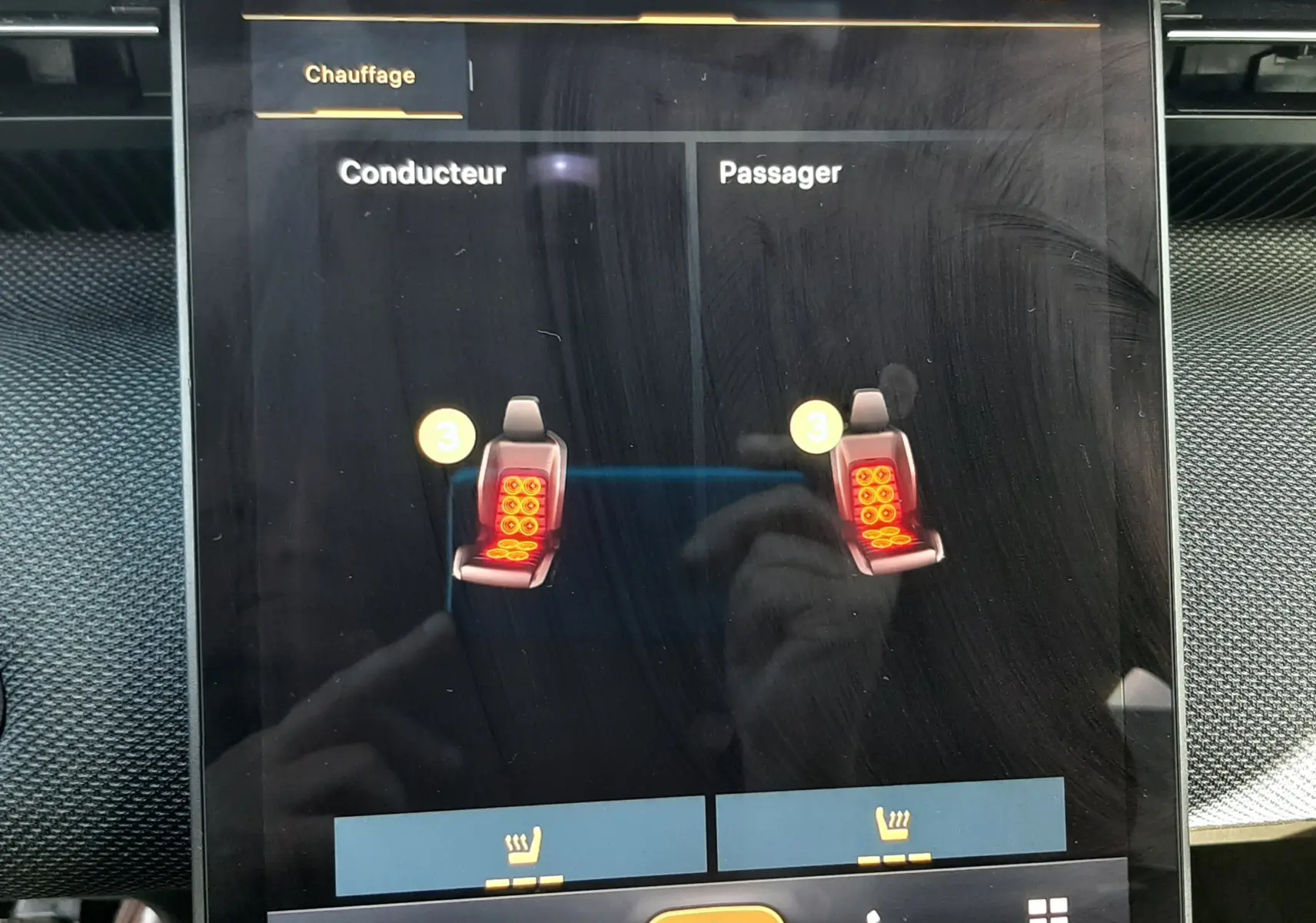 Écran tactile intérieur du Citroën C5 Aircross hybride 2026 montrant le réglage du chauffage des sièges conducteur et passager.