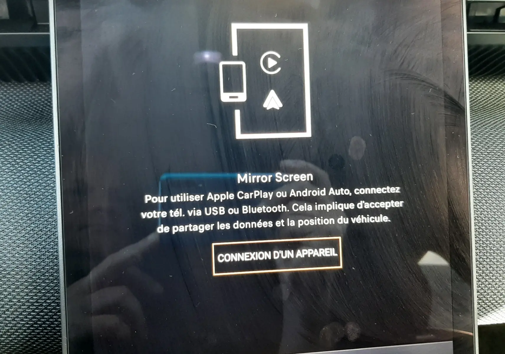 Écran tactile central du Citroën C5 Aircross hybride 2026 affichant l'interface Mirror Screen en mode connecté.