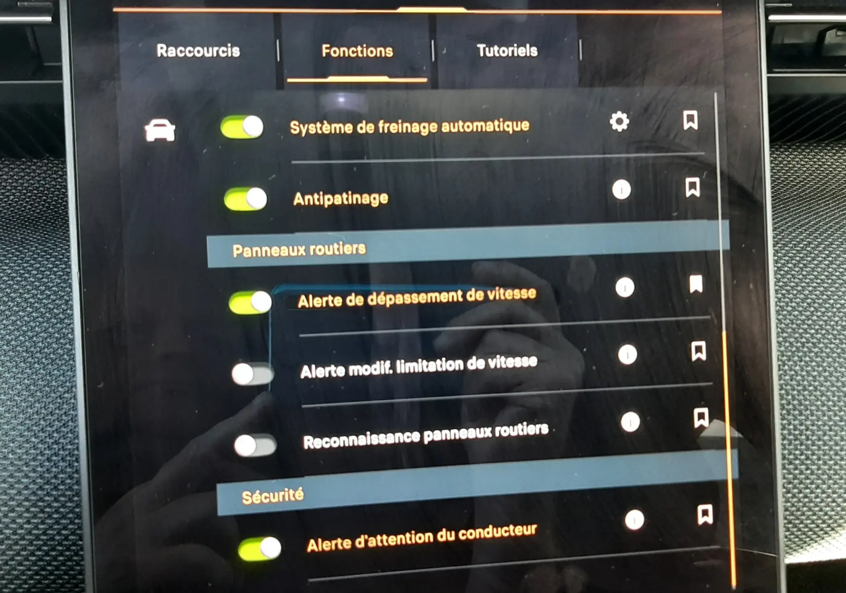 Écran tactile central du Citroën C5 Aircross hybride 2026 affichant les réglages d’aides à la conduite en intérieur noir.