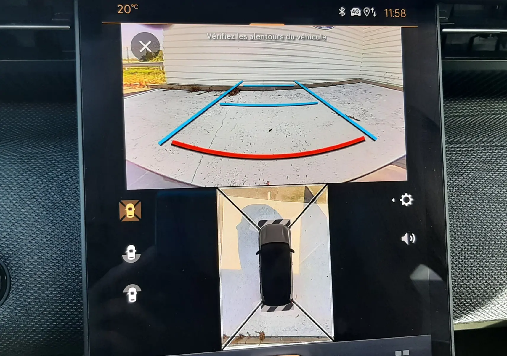 Écran tactile du tableau de bord du Citroën C5 Aircross hybride 2026 montrant la caméra de recul et vue 360° en stationnement.