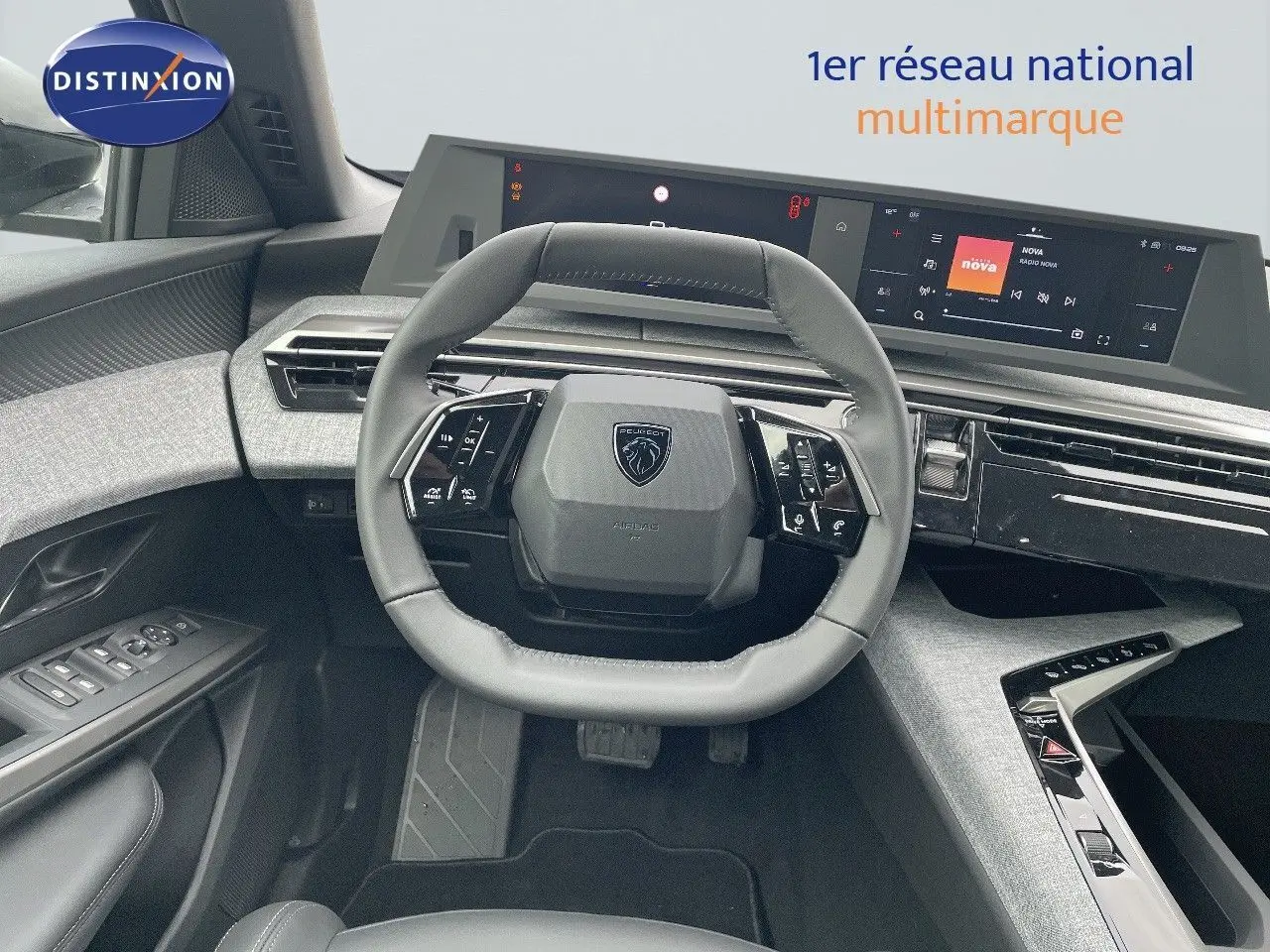 Vue intérieure du poste de conduite du Peugeot 3008 Hybrid 2025 avec volant compact et écran tactile panoramique.