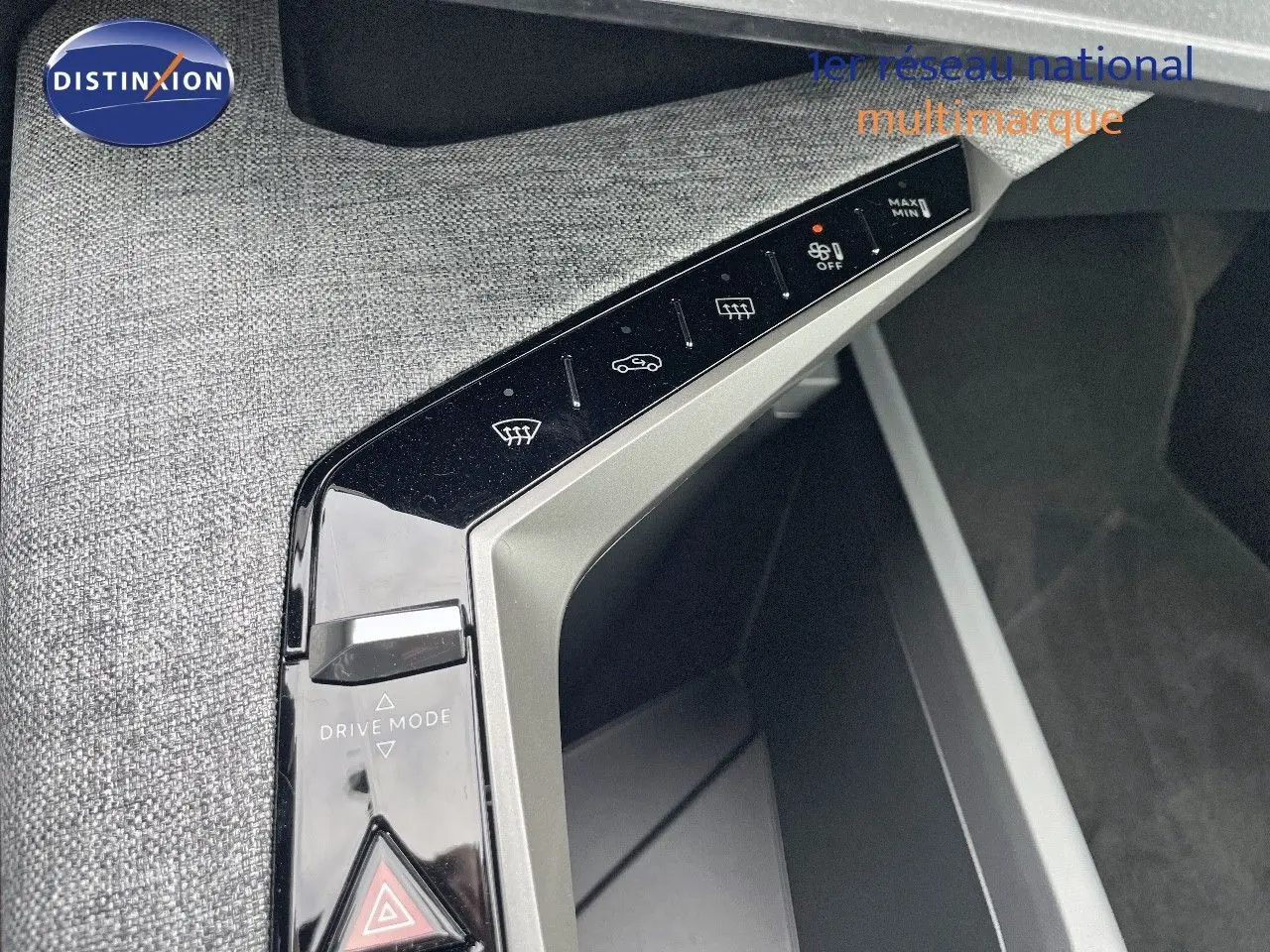 Gros plan sur la console centrale du Peugeot 3008 Hybrid noir perle, montrant les commandes de climatisation et mode de conduite.