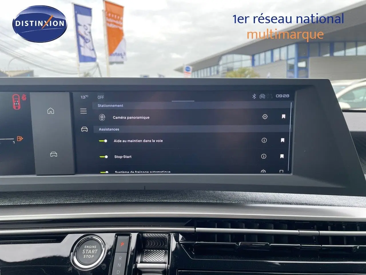 Intérieur du Peugeot 3008 Hybrid 2025 montrant l'écran tactile central et le bouton start/stop sur tableau de bord noir.