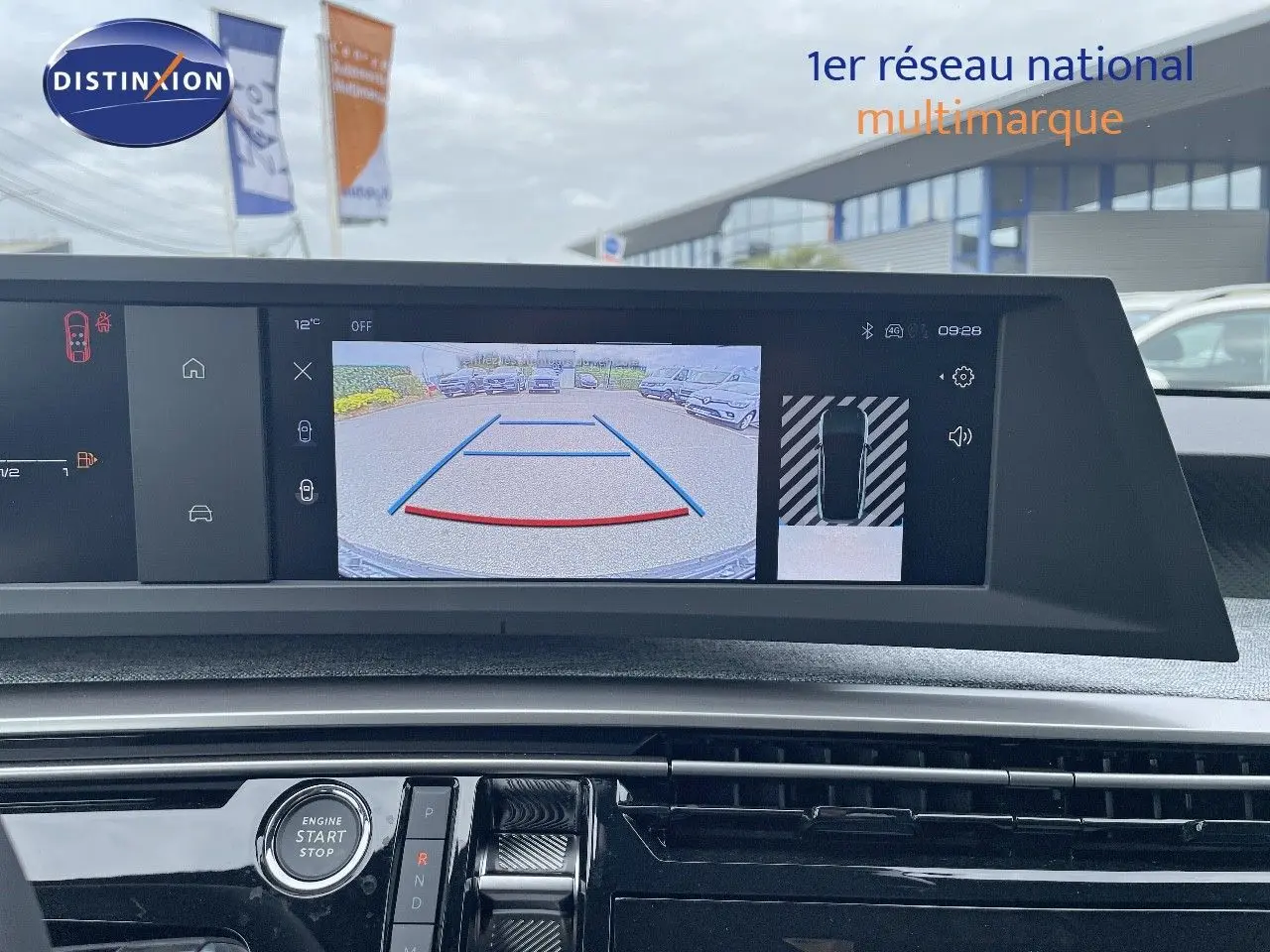 Écran central affichant la caméra de recul du Peugeot 3008 noir perle métal, vue intérieure sur tableau de bord moderne.