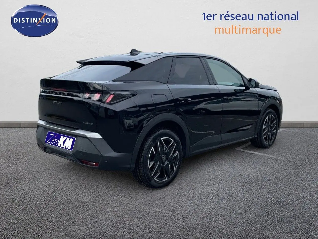 Peugeot 3008 Hybrid noir perle métal en 3/4 arrière droit, soulignant ses lignes modernes et ses jantes noires.