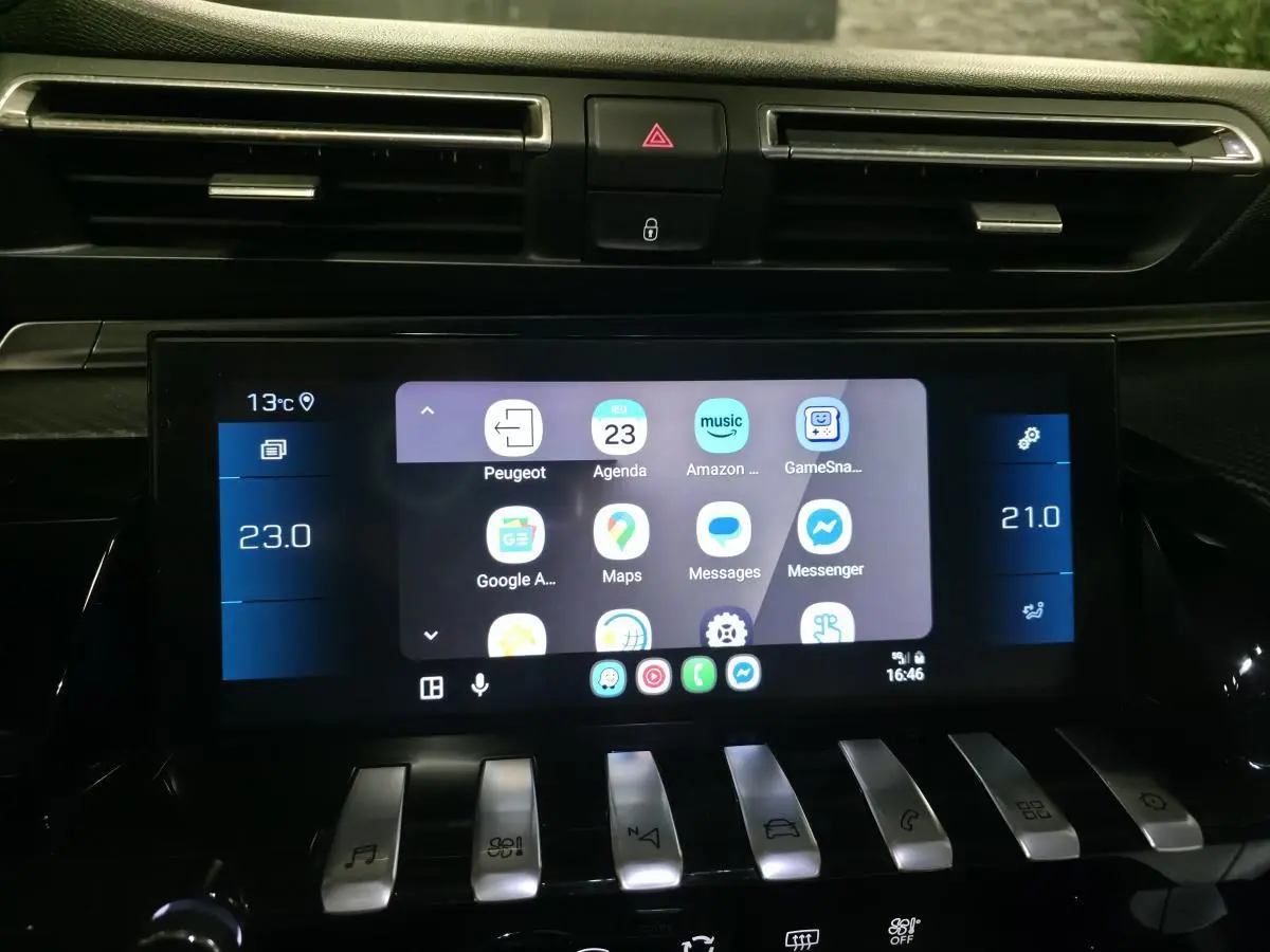 Vue rapprochée de l'écran tactile central du Peugeot 508 bleu, avec commandes piano et affichage multimédia.