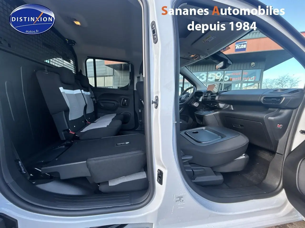 Vue intérieure côté droit du Citroën Berlingo blanc 2025, montrant sièges arrière escamotés et tableau de bord moderne.