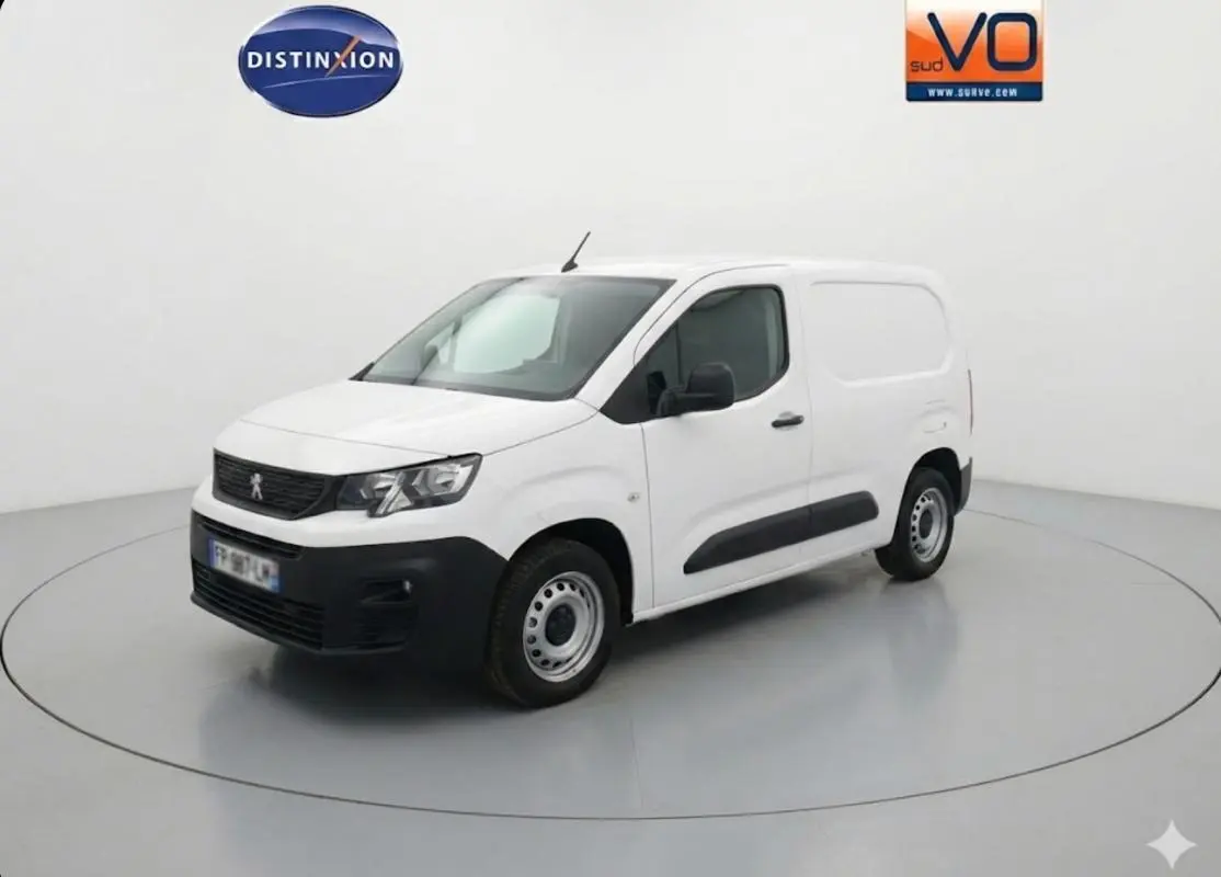 Vue 3/4 avant droit d’un utilitaire Citroën Berlingo blanc avec porte latérale et jantes acier noires.