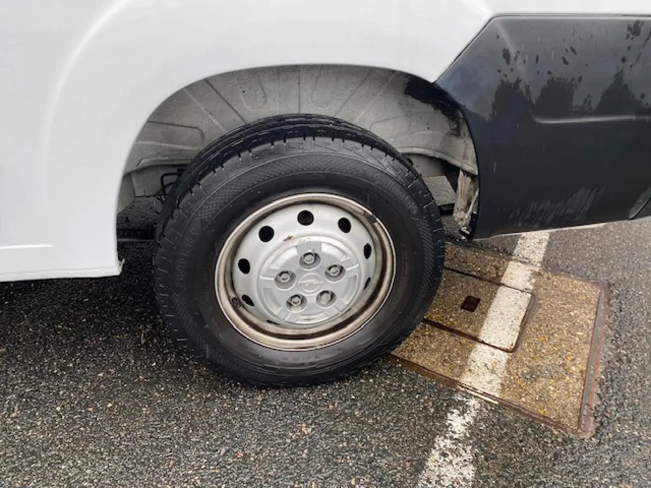 Gros plan sur la roue avant droite d’un Opel Movano Fourgon blanc, avec partie basse de la carrosserie visible.