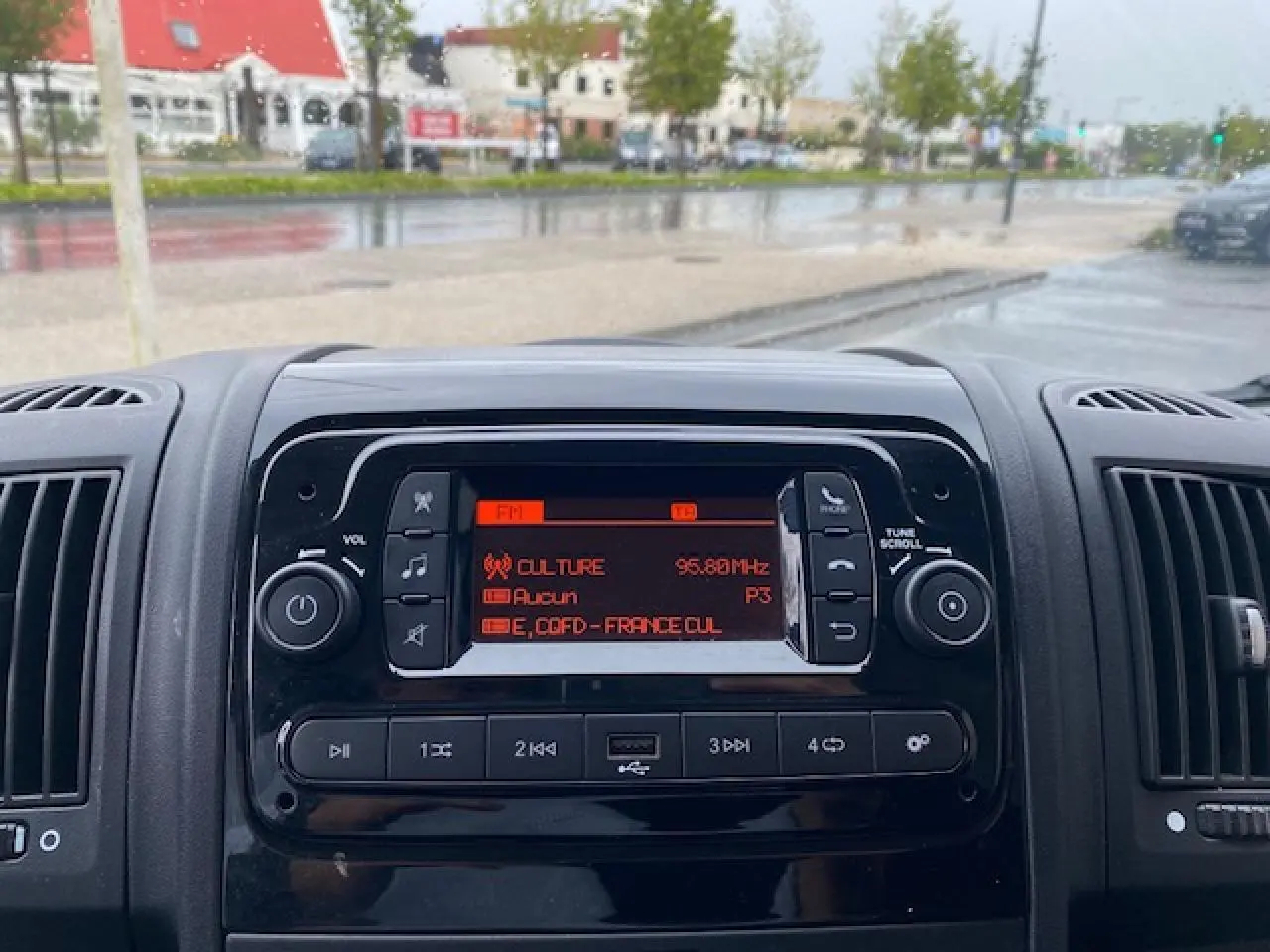 Tableau de bord du fourgon Opel Movano 2023 avec radio numérique allumée, vue frontale rapprochée.