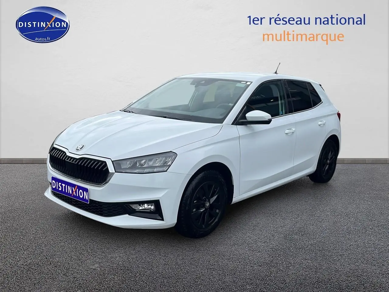 SKODA Fabia blanche vue en 3/4 avant droit avec jantes noires et calandre chromée sur fond neutre.