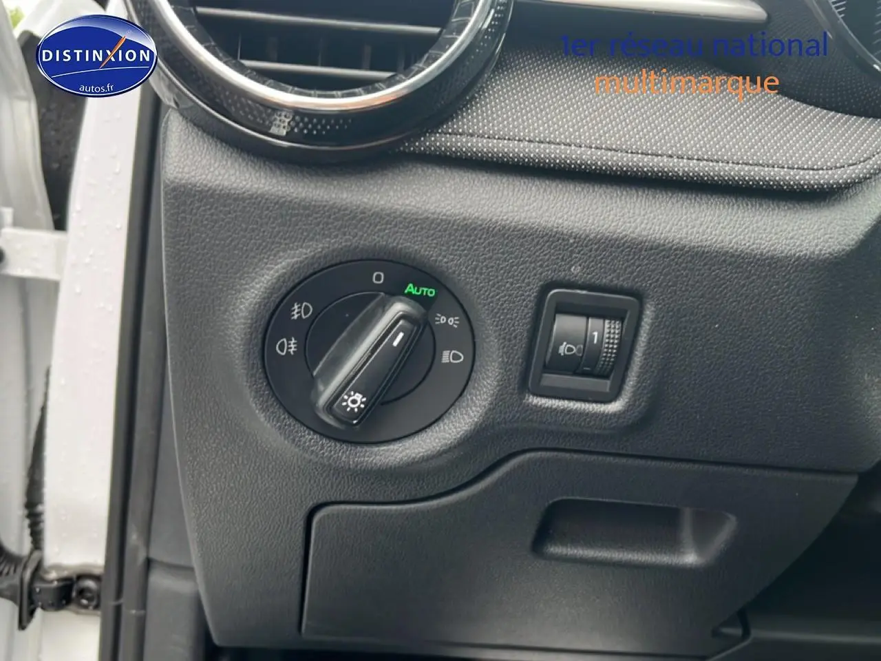 Détail du tableau de bord côté gauche avec commandes d’éclairage sur Skoda Fabia blanche 2025.