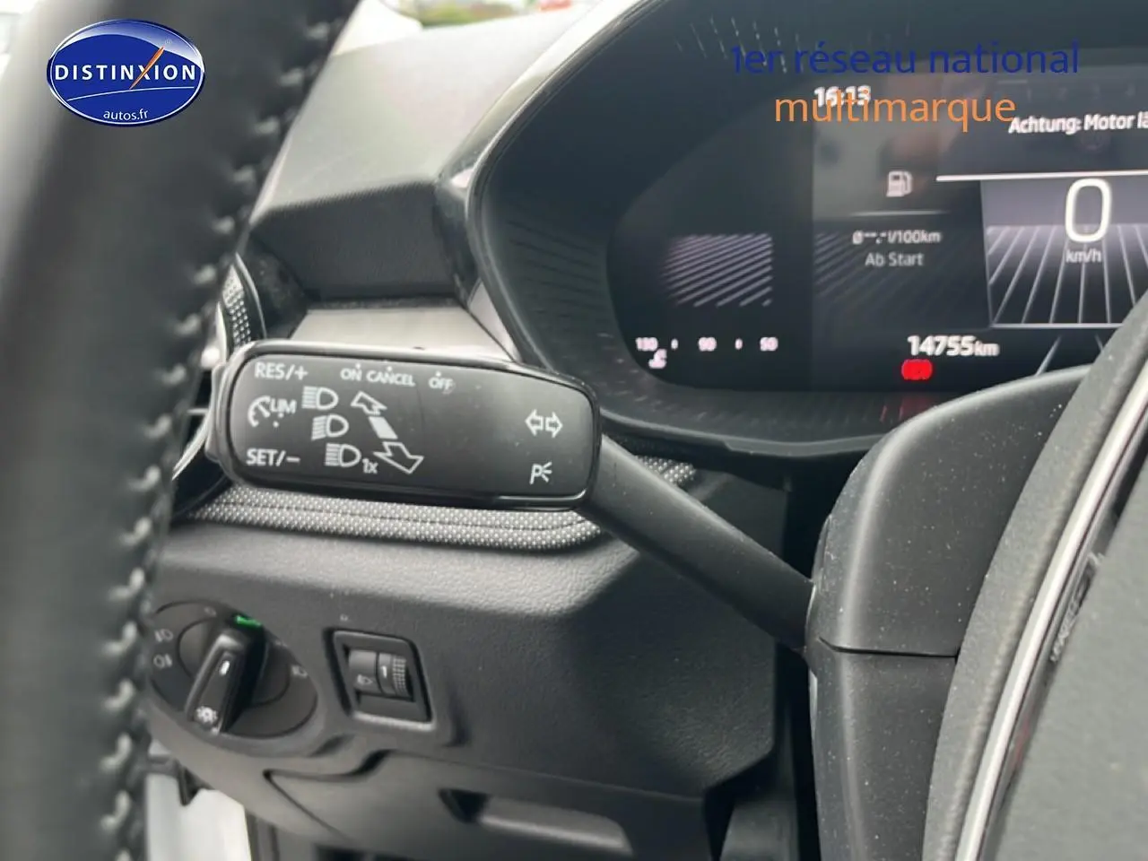 Vue intérieure centrée sur le combiné d'instruments et la commande de clignotants d'une Skoda Fabia blanche 2025.