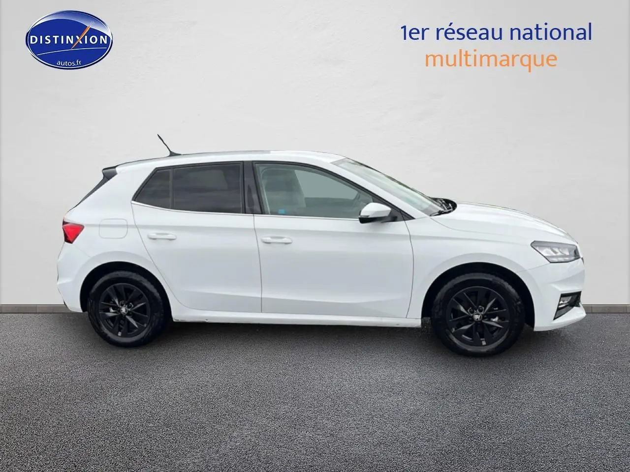 Vue de profil côté gauche d'une Skoda Fabia blanche 2025 avec jantes noires et vitres teintées.