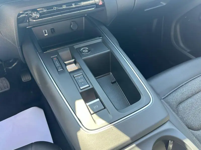Vue rapprochée de la console centrale noire du Citroën C5 Aircross 2025 avec boîte automatique et commandes électroniques.