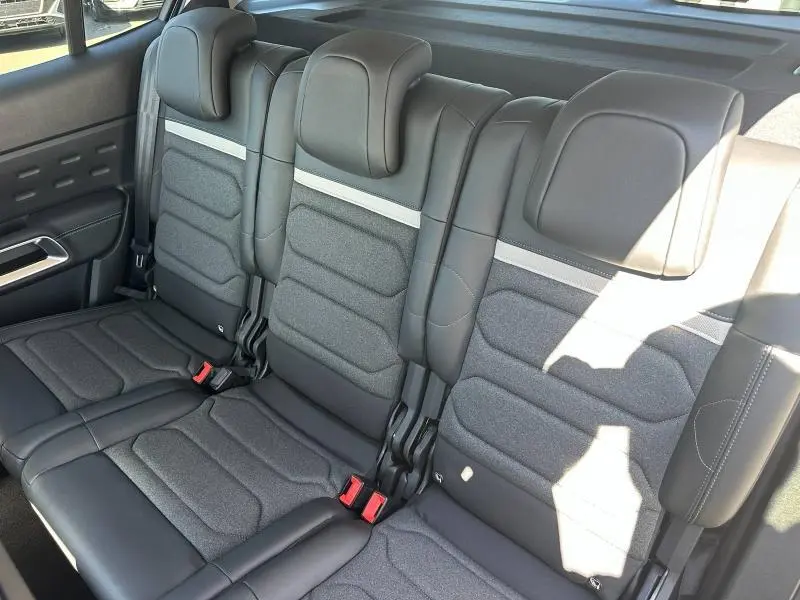 Vue intérieure arrière des sièges en tissu gris et cuir noir du Citroën C5 Aircross 2025, version 1.5 BlueHDi automatique.