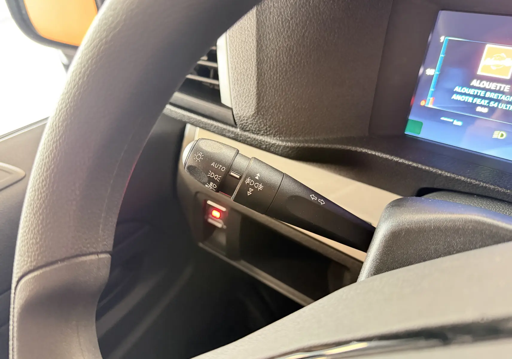 Gros plan sur la commande des phares et clignotants à gauche du volant dans l’habitacle gris clair du Citroën Jumpy Cabine Approfondie.