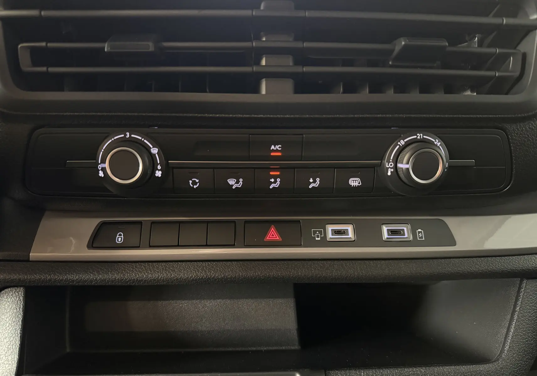 Détail de la console centrale du Citroën Jumpy Cabine Approfondie gris titane, avec commandes climatisation et ports USB visibles.