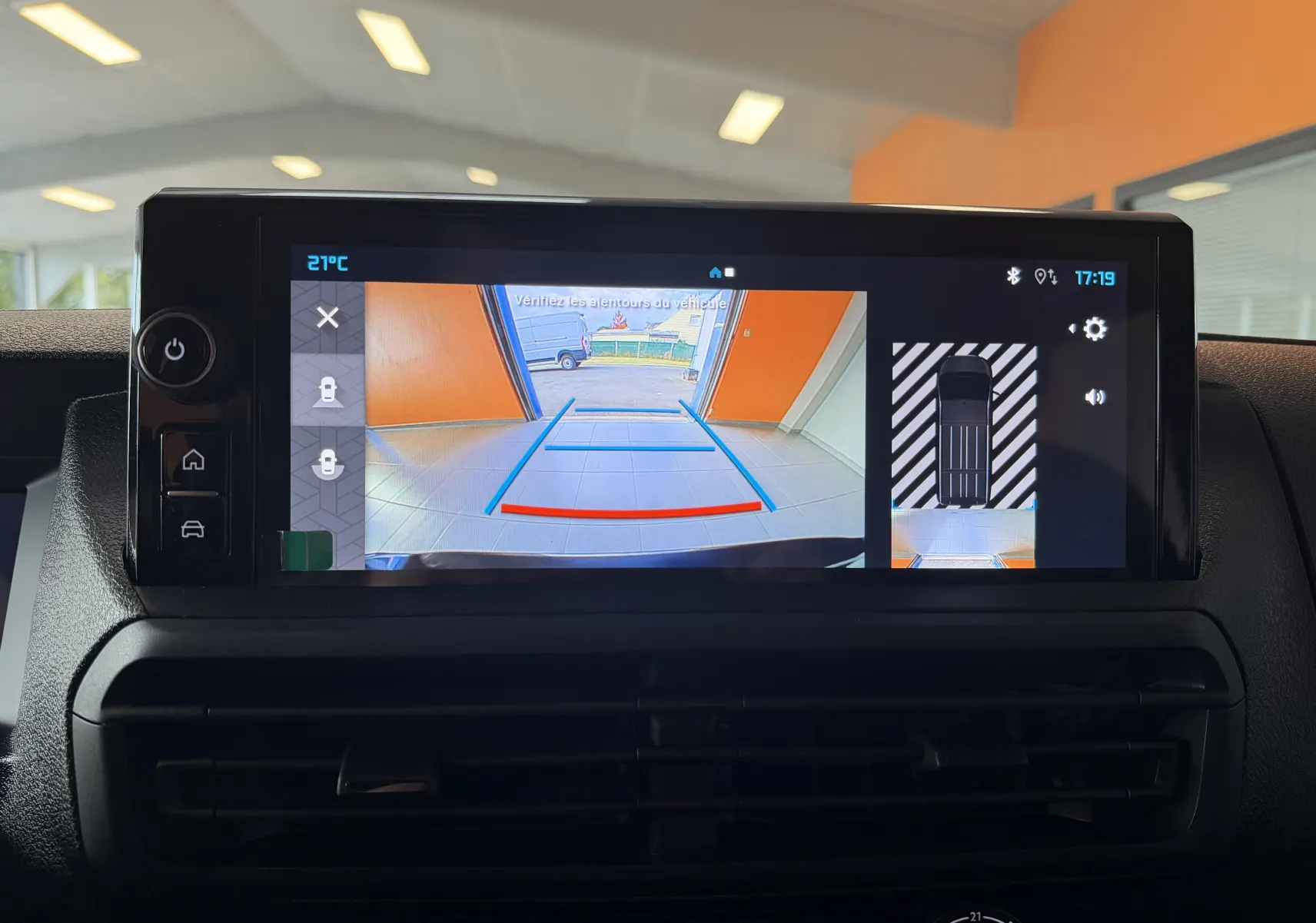 Écran tactile intérieur du Citroën Jumpy Cabine Approfondie gris titane montrant la caméra de recul et l'affichage 360°