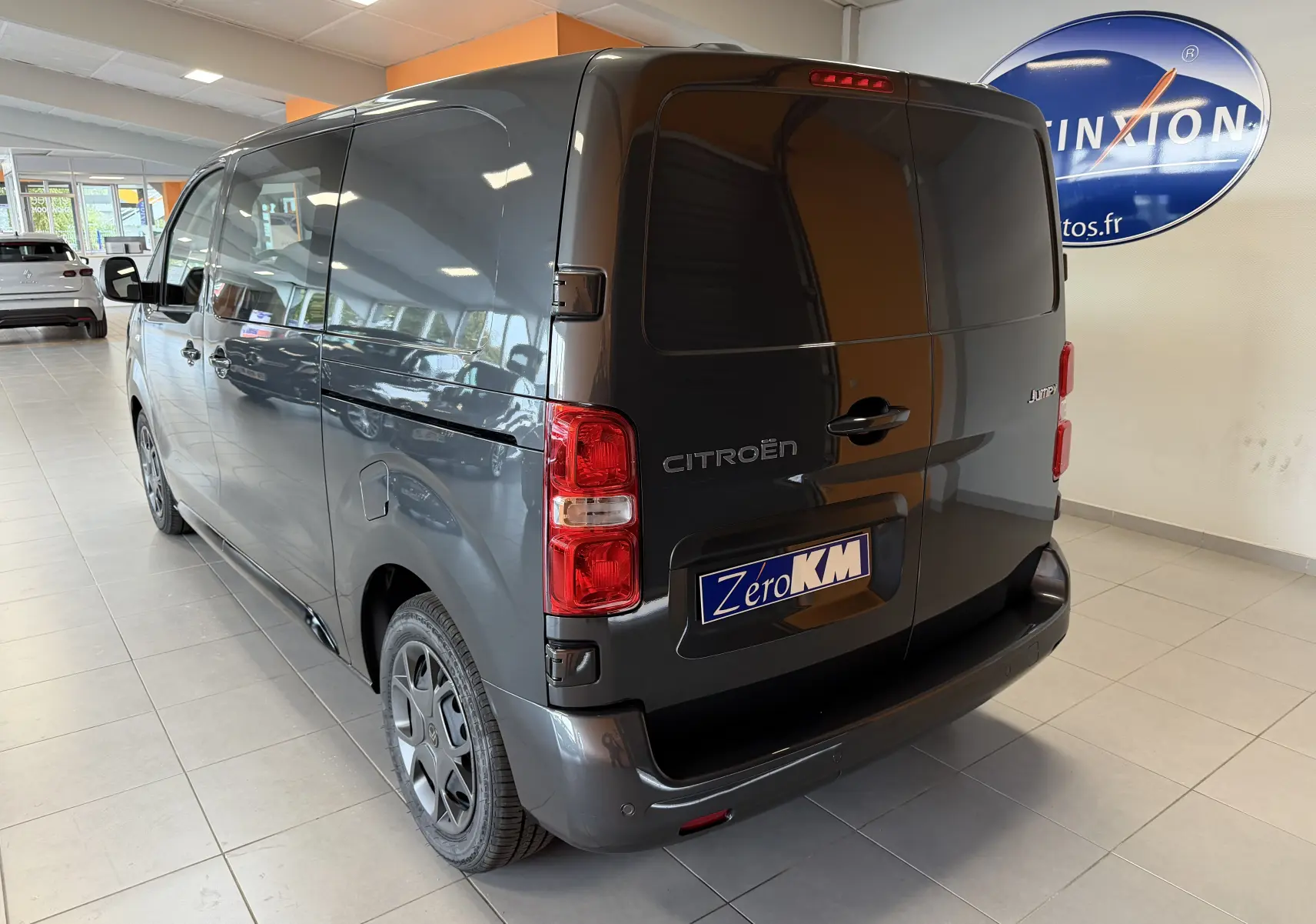 Vue 3/4 arrière droite du Citroën Jumpy Cabine Approfondie gris titane avec portes arrière fermées en showroom.