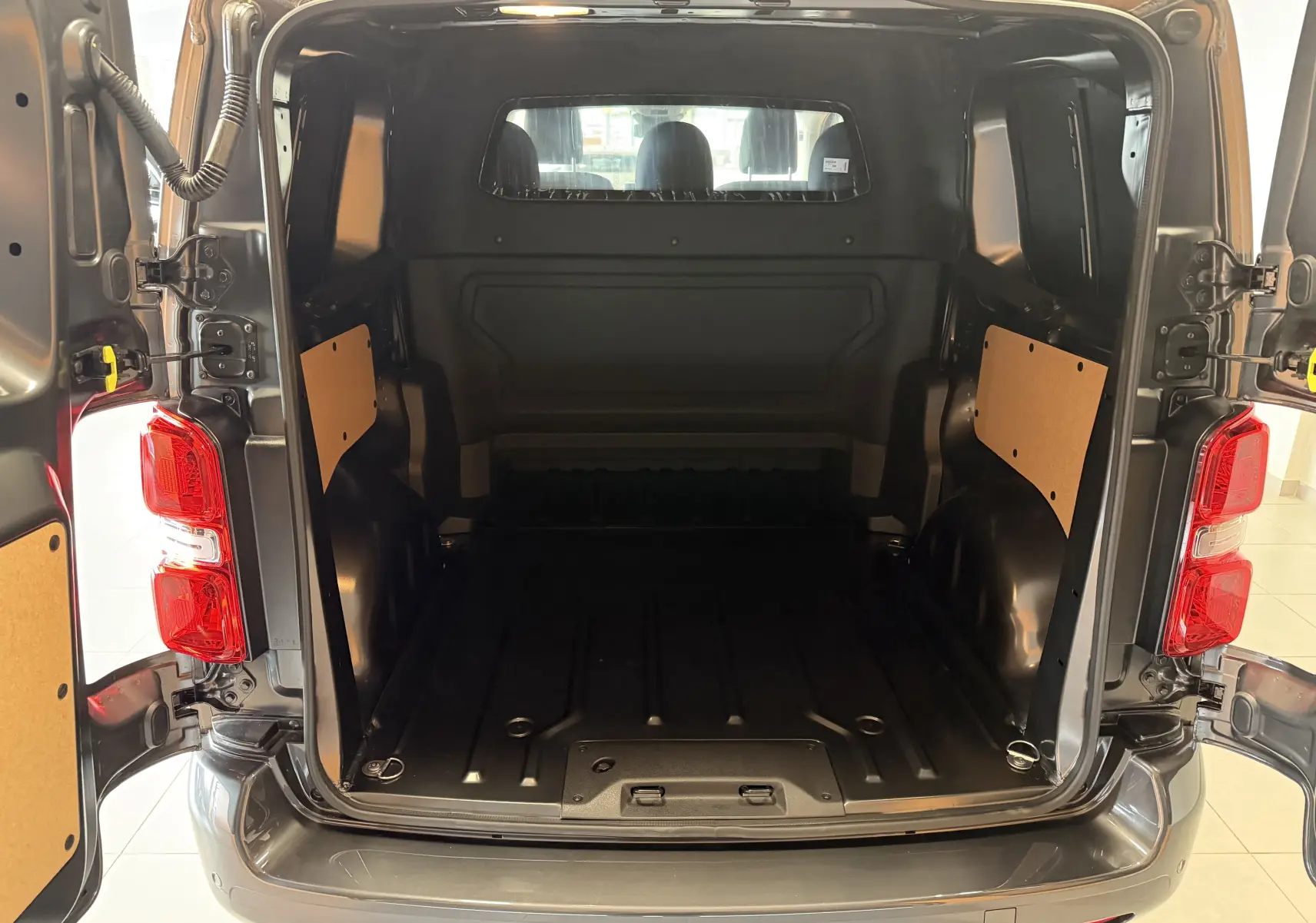 Vue arrière ouverte du coffre spacieux gris titane du Citroën Jumpy Cabine Approfondie M 2.2 HDI 180 5 places.