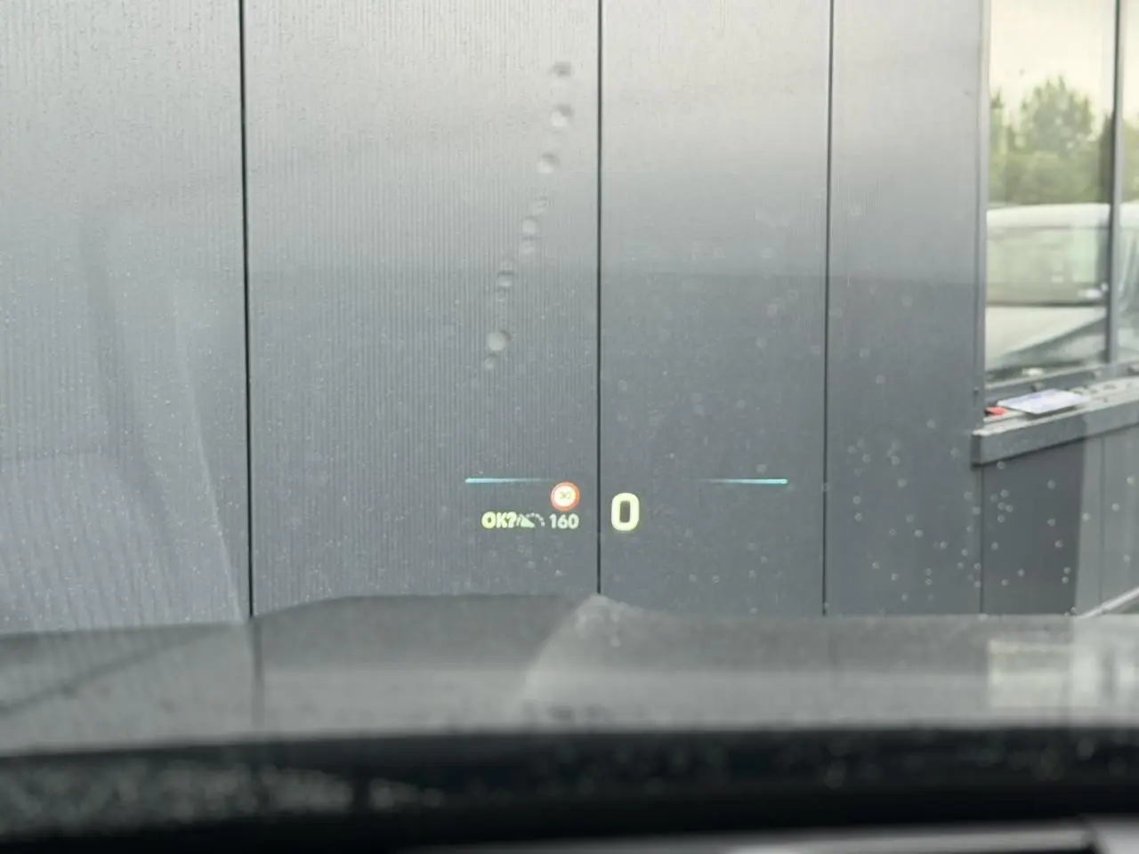 Affichage tête haute du Jeep Compass Hybrid noir Vulcano, vue depuis l'intérieur vers l'avant du véhicule.