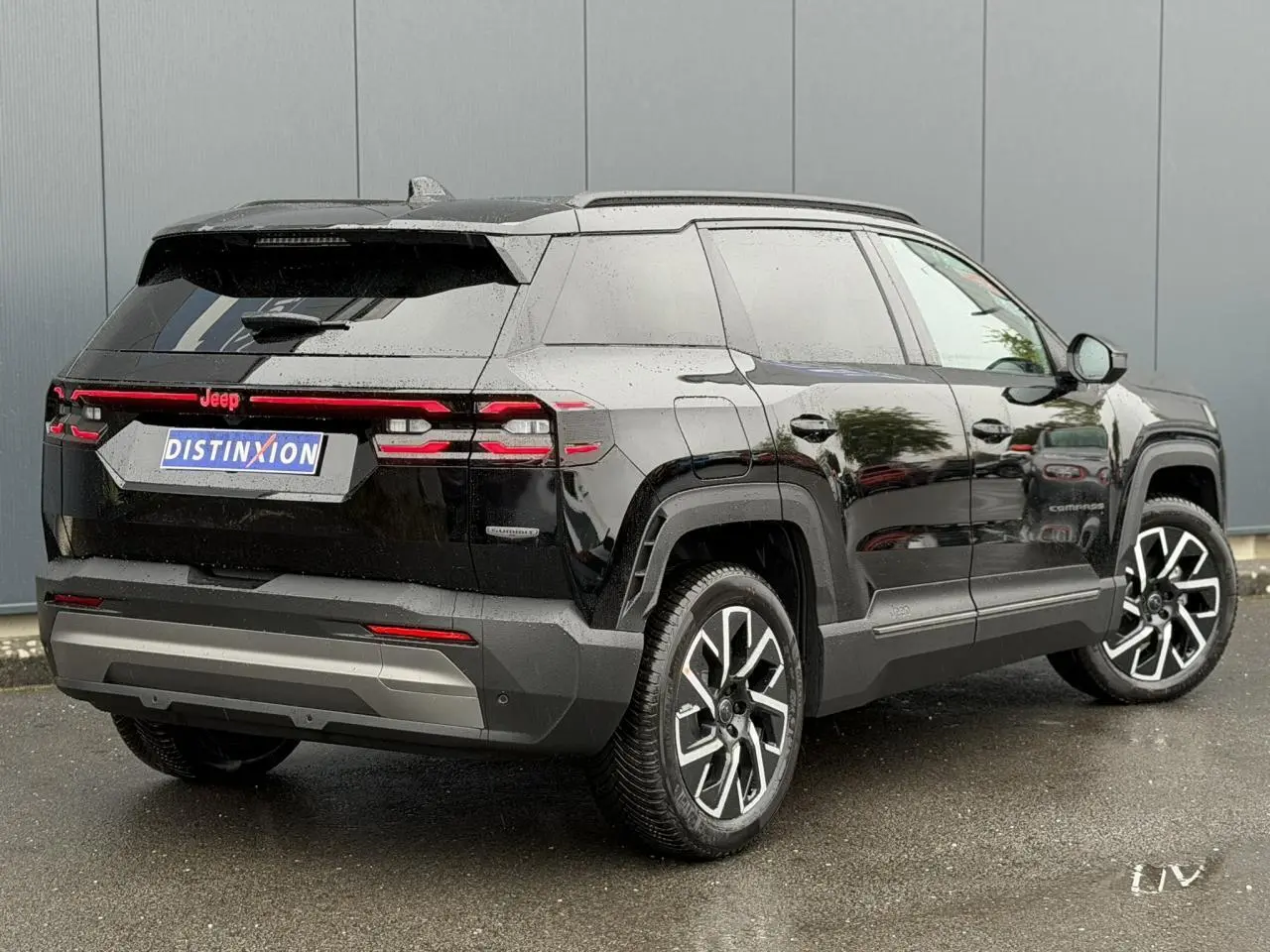 Jeep Compass Hybrid noir Vulcano vu en 3/4 arrière droit, avec feux arrière LED et jantes alliage 19 pouces.