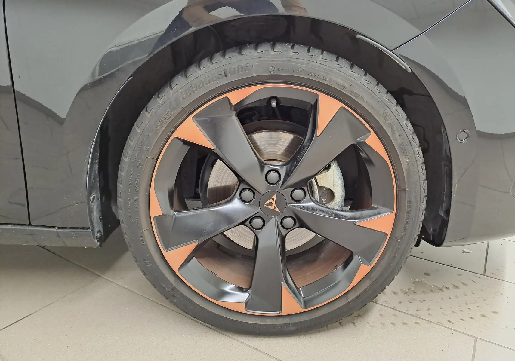 Gros plan sur la jante alliage 18'' cuivrée du côté arrière droit d'une CUPRA LEON ST Noir Minuit 2025.