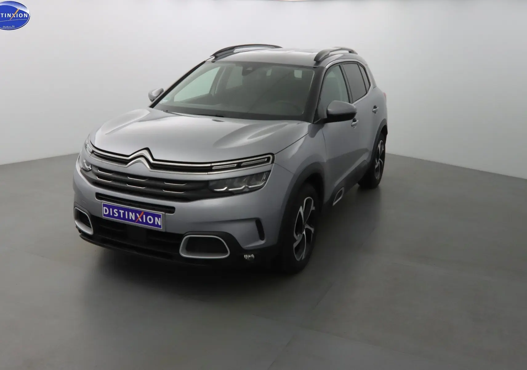 Citroën C5 Aircross gris Artense métal en 3/4 avant droit avec toit noir et jantes bi-ton.