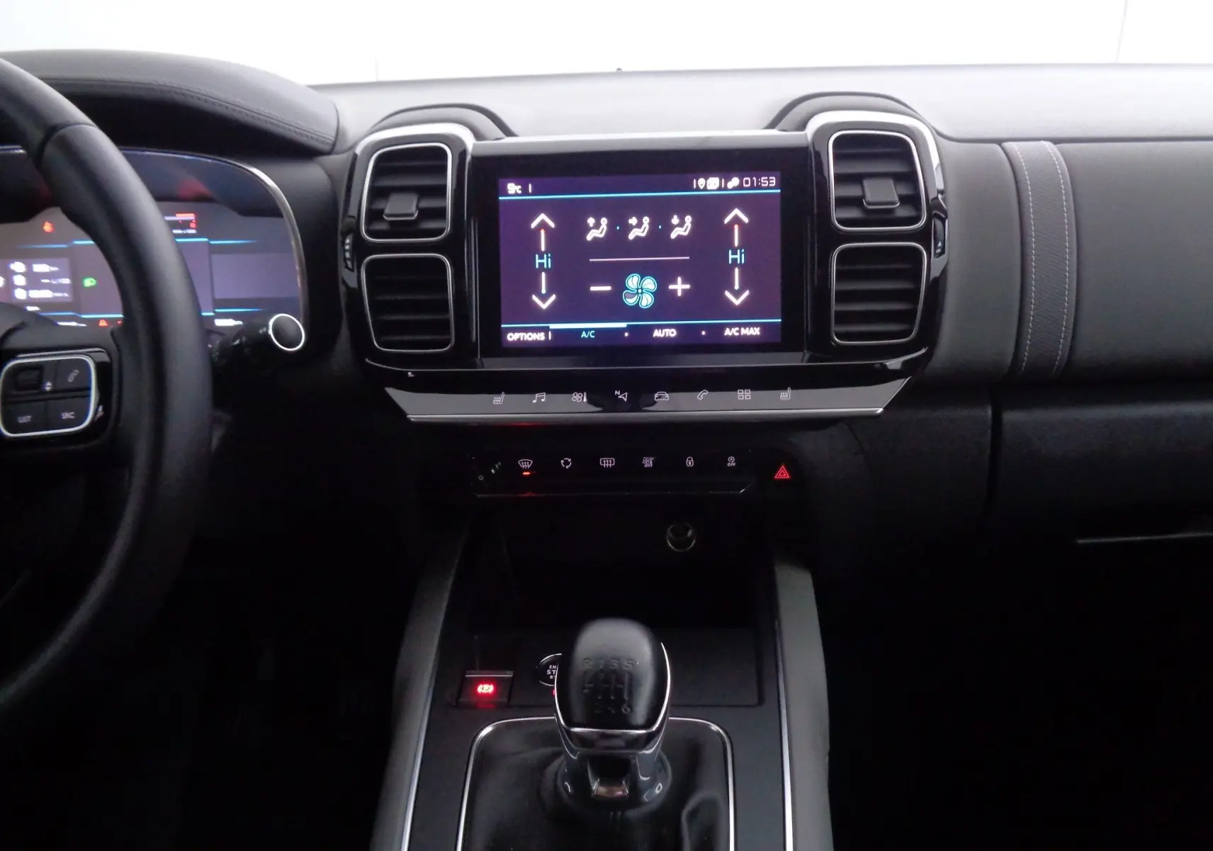 Vue intérieure frontale du tableau de bord du Citroën C5 Aircross 2021 avec écran tactile et levier de vitesse manuel.