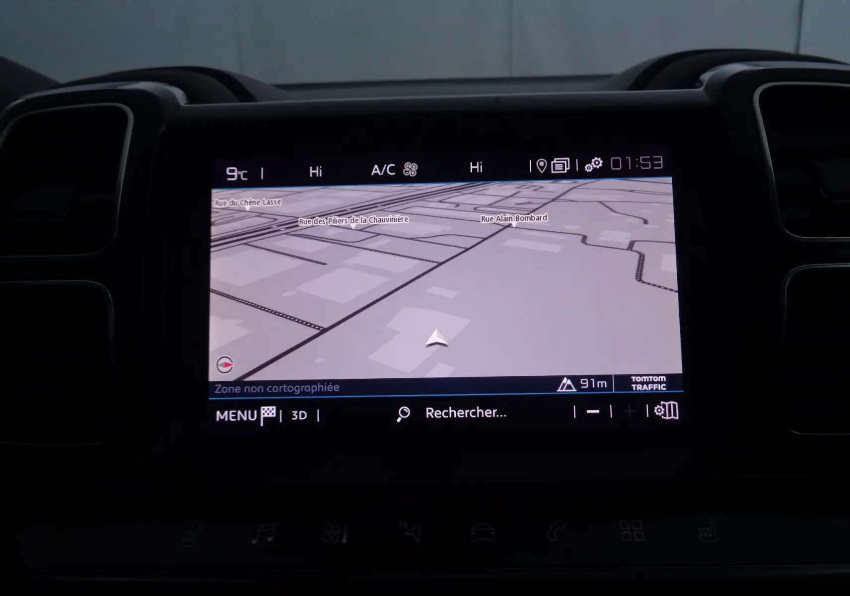Écran tactile du système de navigation du Citroën C5 Aircross 2021 affichant une carte en mode 3D.