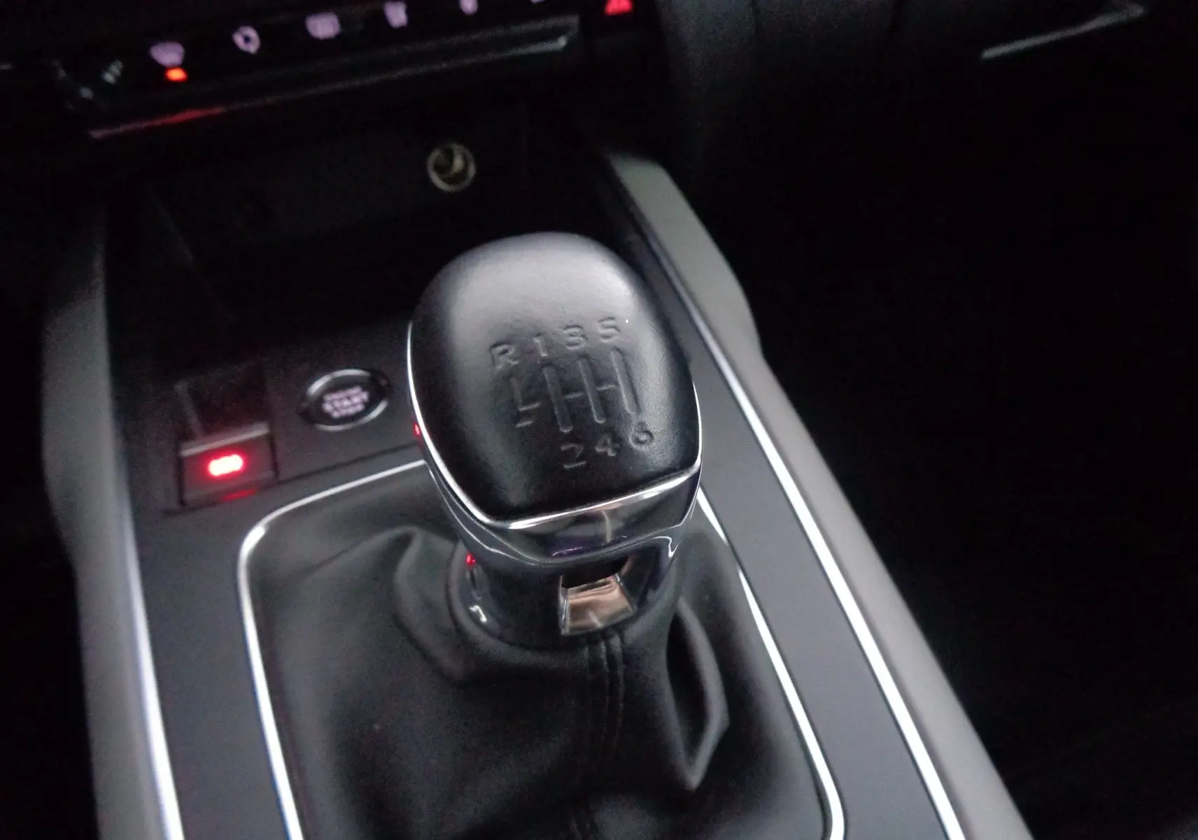 Le levier de vitesses manuel noir du Citroën C5 Aircross 2021, vue rapprochée de la console centrale.