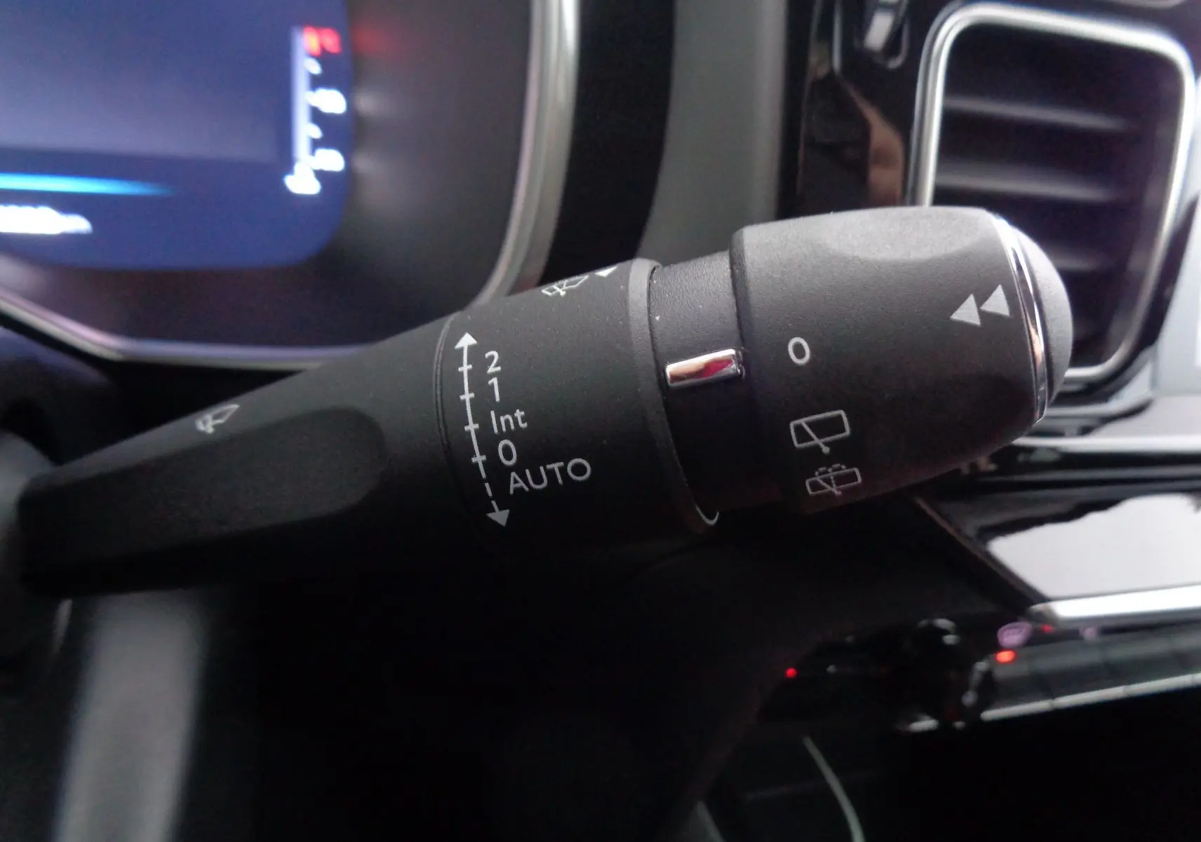 Gros plan sur la commande des essuie-glaces du Citroën C5 Aircross gris Artense, avec tableau de bord et aérateurs en arrière-plan.