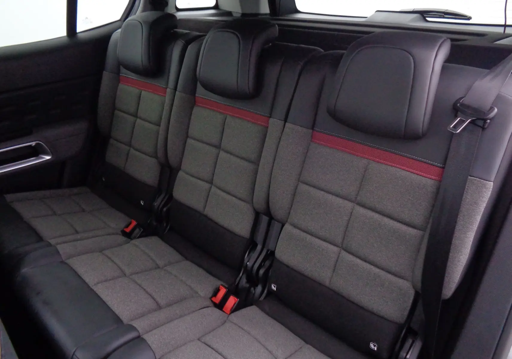 Vue intérieure des sièges arrière gris avec surpiqûres rouges du Citroën C5 Aircross 2021 finition Feel Pack.