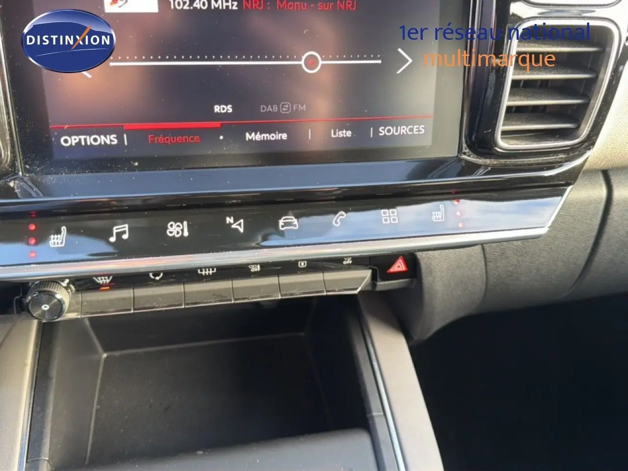 Vue rapprochée de la console centrale tactile du Citroën C5 Aircross 2021, avec commandes de climatisation et multimédia.