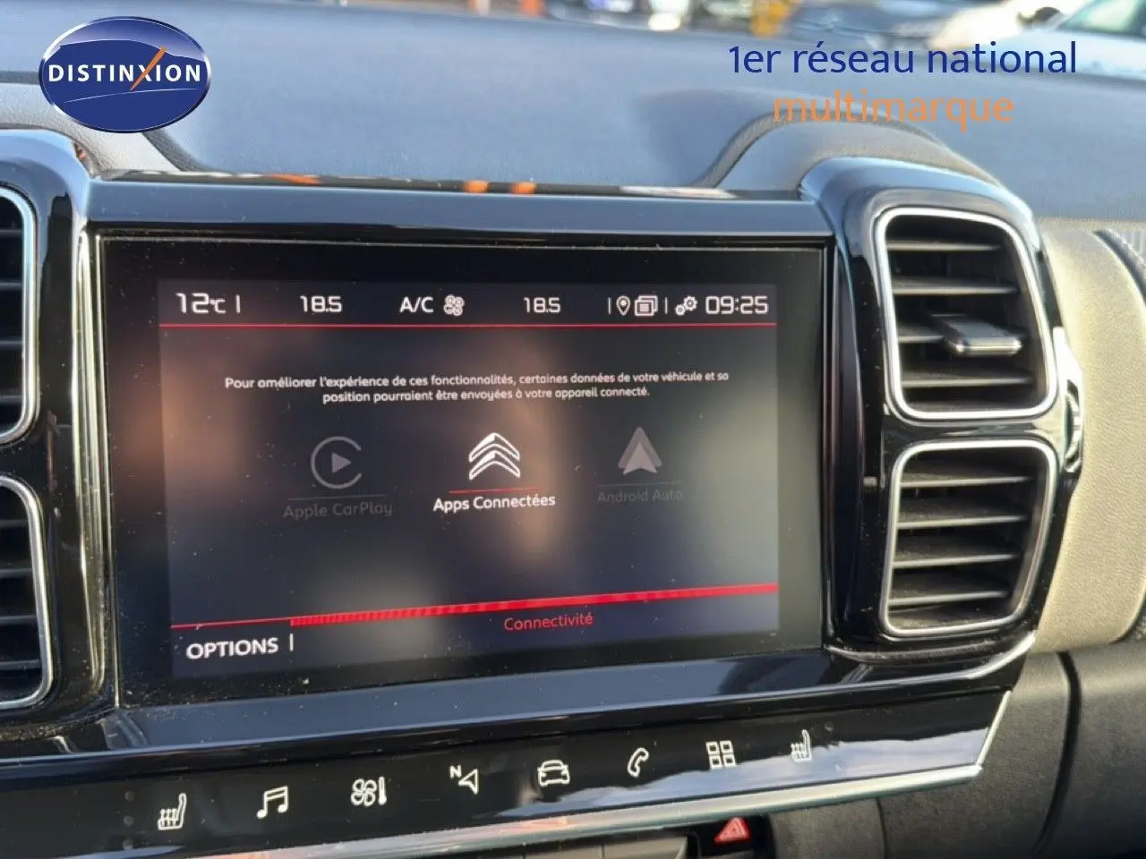 Écran tactile central du tableau de bord du Citroën C5 Aircross gris, affichant les options de connectivité et climatisation.