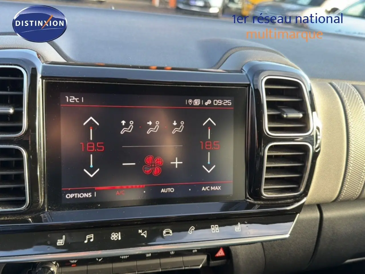 Vue rapprochée de l’écran tactile central du tableau de bord du Citroën C5 Aircross gris, affichant la climatisation automatique.