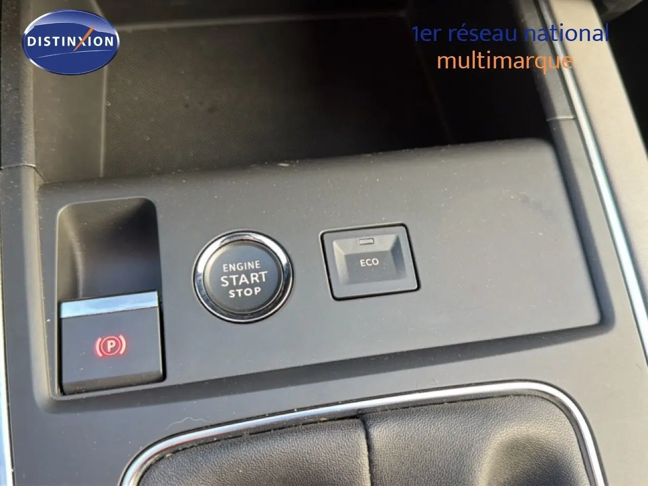 Gros plan sur la console centrale avec bouton start/stop et mode ECO, intérieur noir du Citroën C5 Aircross 2021.