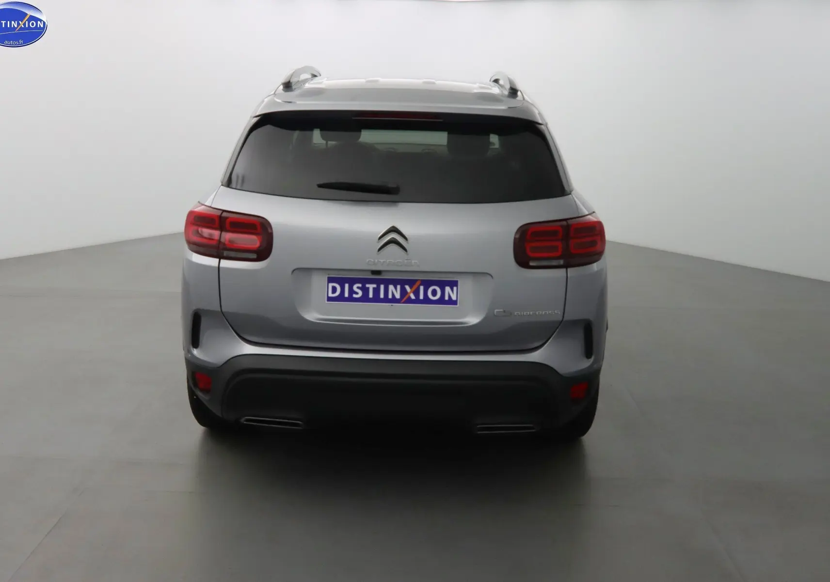 Vue arrière d'un Citroën C5 Aircross gris Artense métal 2021 avec feux arrière LED et logo distinctif Citroën.