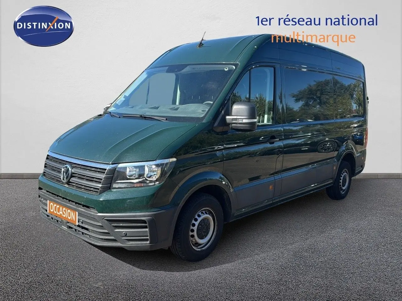 Volkswagen Crafter Fourgon vert Ontario vu en 3/4 avant droit, avec calandre chromée et feux LED visibles.
