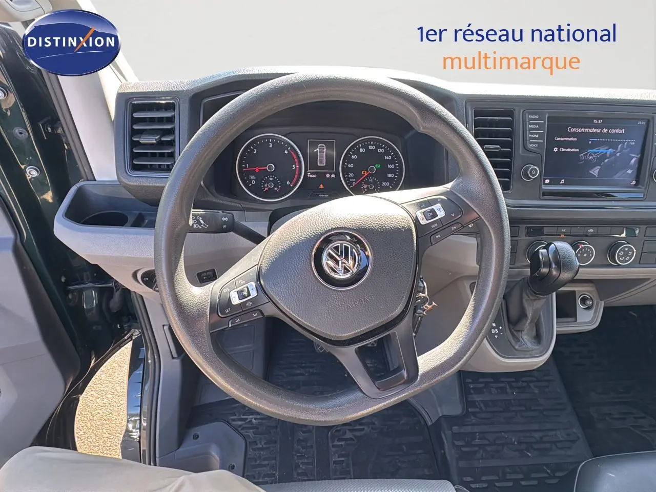 Vue intérieure du tableau de bord et volant Volkswagen Crafter Fourgon 2020 avec écran tactile et commandes au volant.