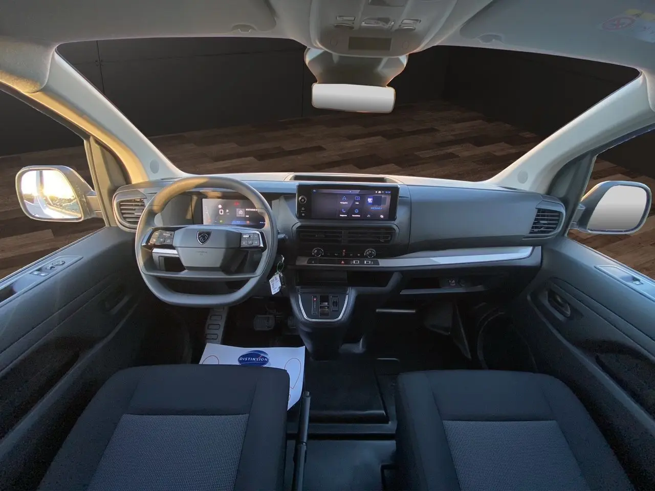 Vue intérieure avant du Peugeot Expert Cabine Approfondie 2025, tableau de bord gris noir avec écran tactile central.
