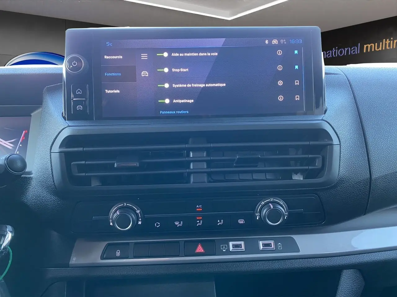Vue rapprochée du tableau de bord du Peugeot Expert Cabine Approfondie 2025 avec écran tactile et commandes climatisation.