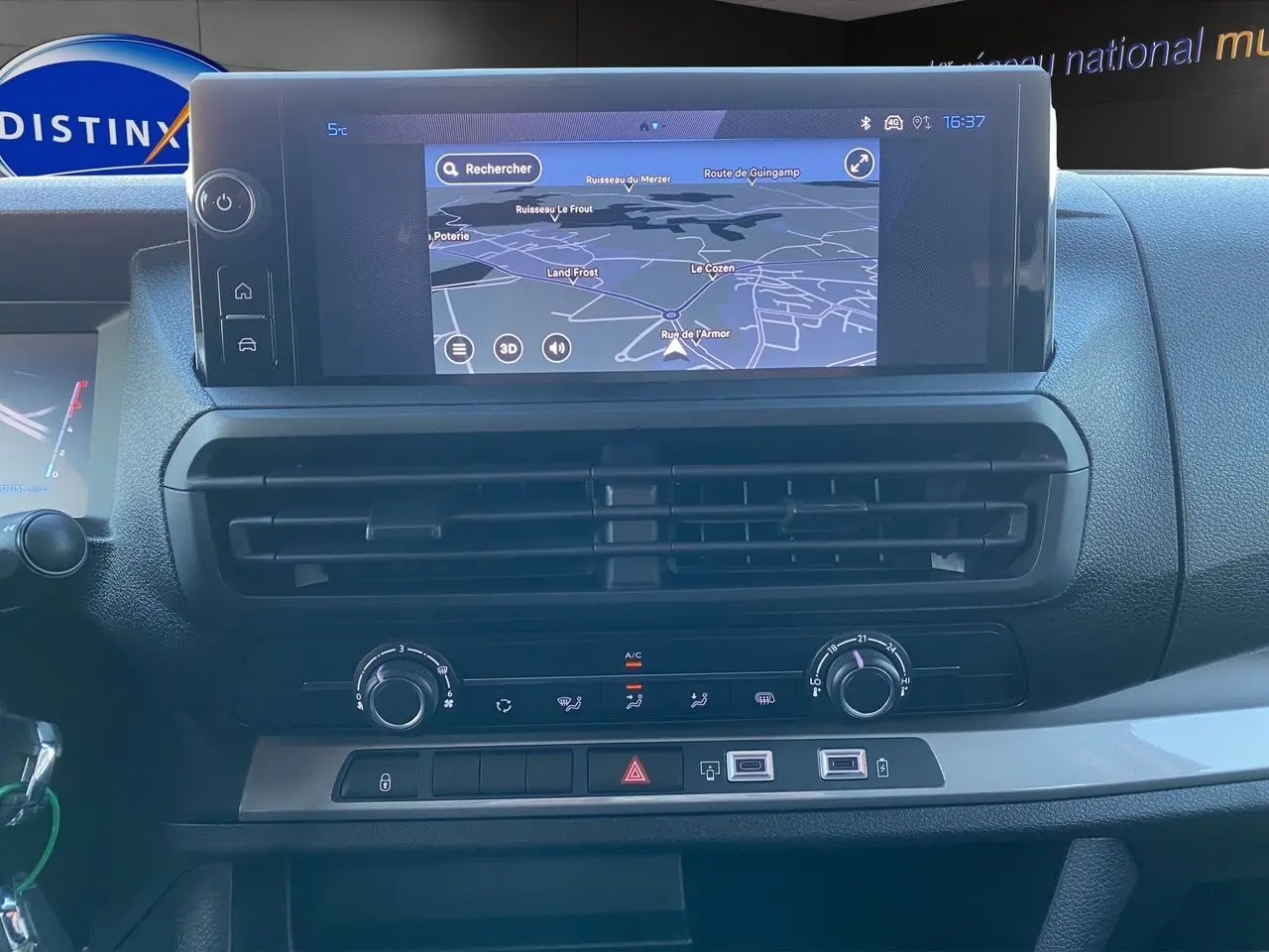 Vue rapprochée de la console centrale du Peugeot Expert blanc, écran tactile 10 pouces avec navigation affichée.