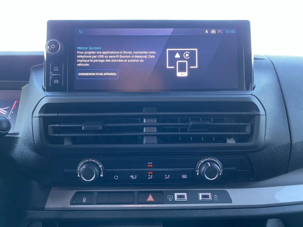 Vue rapprochée du tableau de bord du Peugeot Expert blanc, avec écran tactile 10'' et commandes de climatisation.