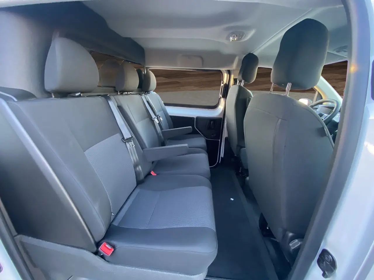 Vue intérieure côté droit du Peugeot Expert Cabine Approfondie 2025, sièges tissu bi-ton gris et noir.